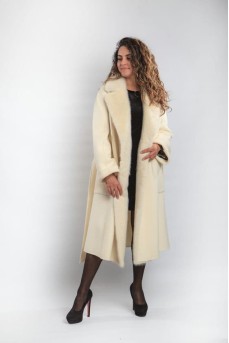Элегантное женское пальто белого цвета