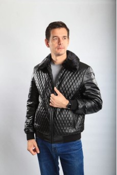 Зимняя мужская куртка-бомбер черного цвета.