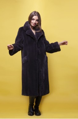 Эффектное пальто из меха норки цвета графит 