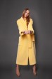 Роскошное пальто в жёлтом цвете