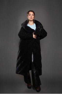 Стеганое пальто - пуховик черного цвета