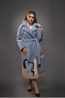Эффектное пальто голубого цвета
